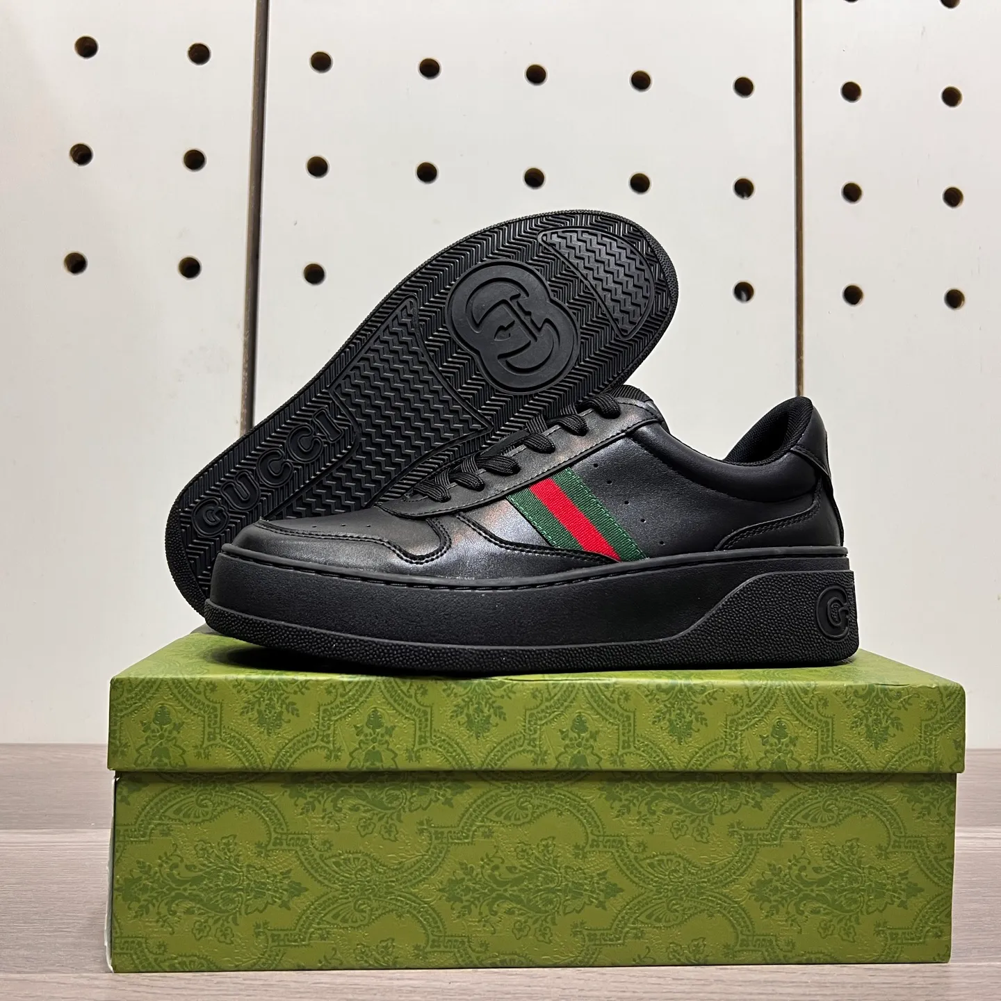 Factory price: 400💰Gucci original quality.~ Unique modern style sneakers. 🏃A must-have casual shoe for trendy men😍😍 Imported cowhide, sheepskin foot pads (refuse to discolor and grind feet) soles: Original soles specially provided by the original factory, French lazy style design ⚠️Fit to the feet, original quality, super comfortable original soles. Just like shooting the real thing 🎬The real thing is better, high-quality sneakers, size: 38-44 (45 and 46 can be customized)